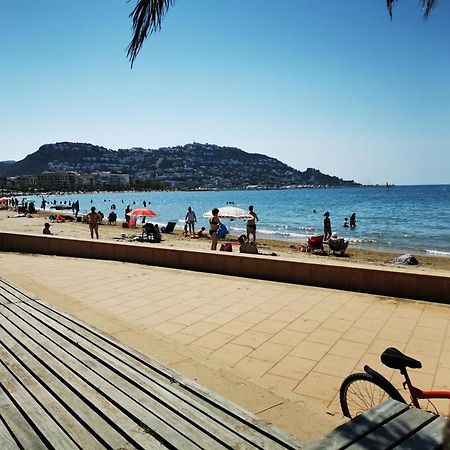 Spacieux Appartement Rose Front Mer Et Piscine Roses Eksteriør billede