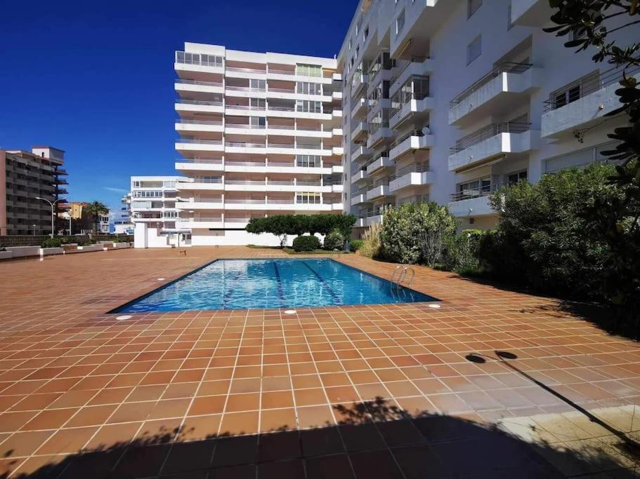 Spacieux Appartement Rose Front Mer Et Piscine Roses Eksteriør billede