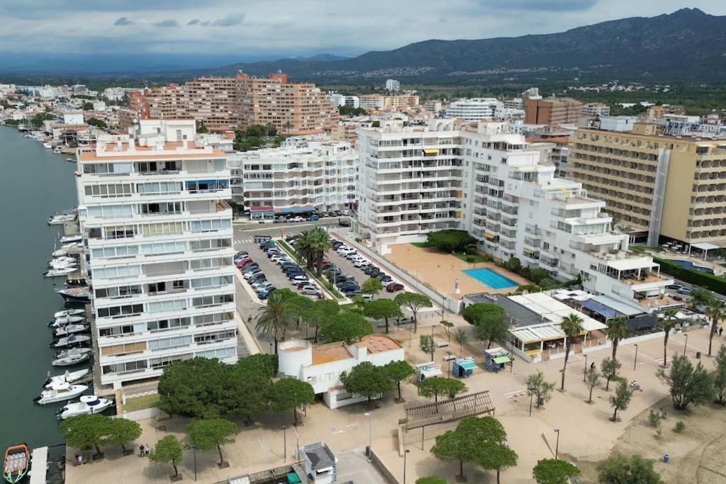 Spacieux Appartement Rose Front Mer Et Piscine Roses Eksteriør billede