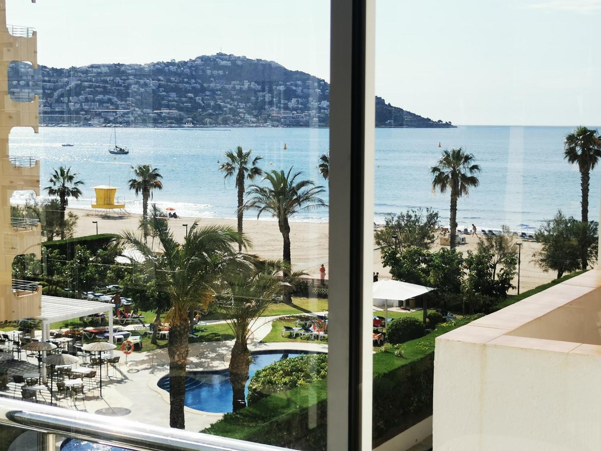 Spacieux Appartement Rose Front Mer Et Piscine Roses Eksteriør billede
