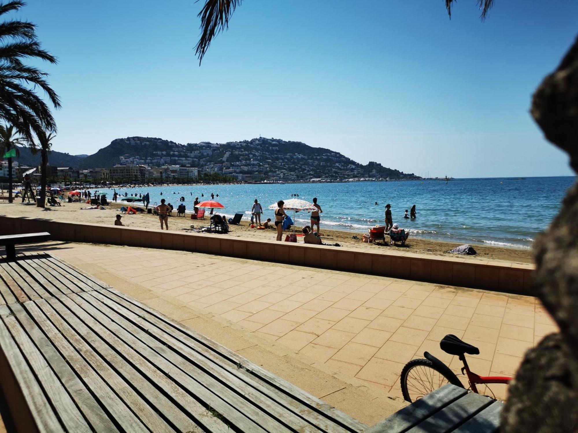 Spacieux Appartement Rose Front Mer Et Piscine Roses Eksteriør billede