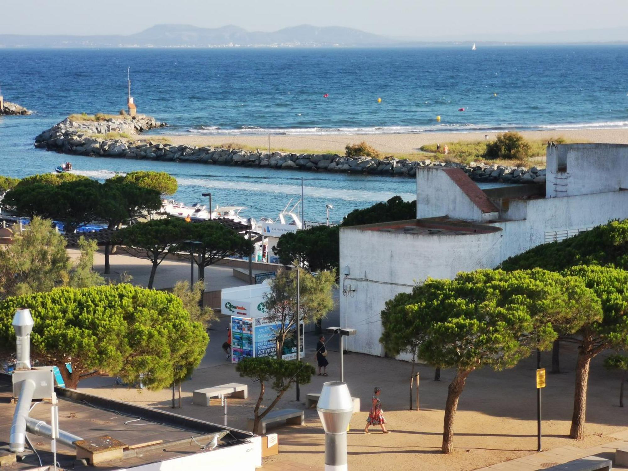 Spacieux Appartement Rose Front Mer Et Piscine Roses Eksteriør billede