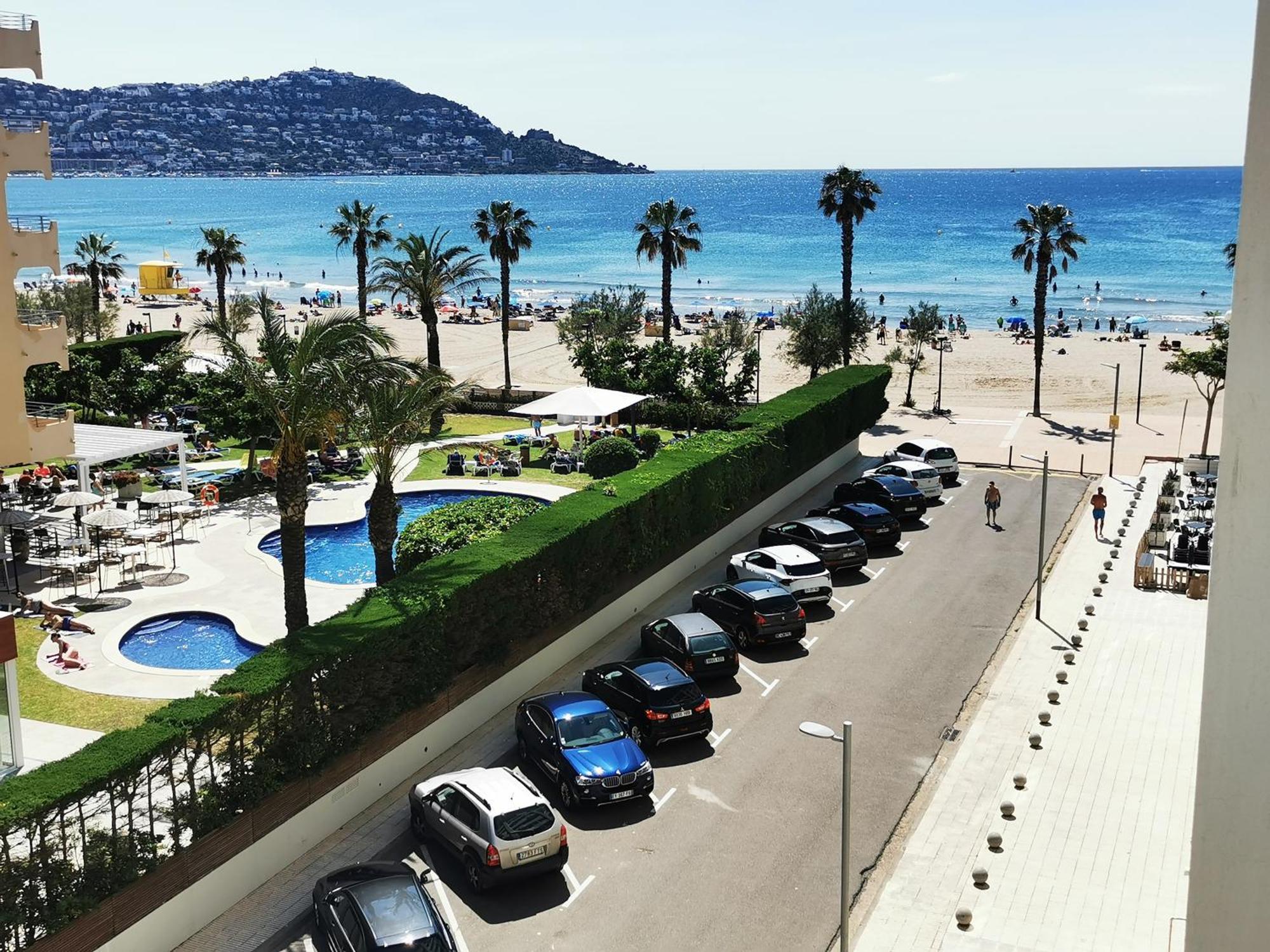 Spacieux Appartement Rose Front Mer Et Piscine Roses Eksteriør billede