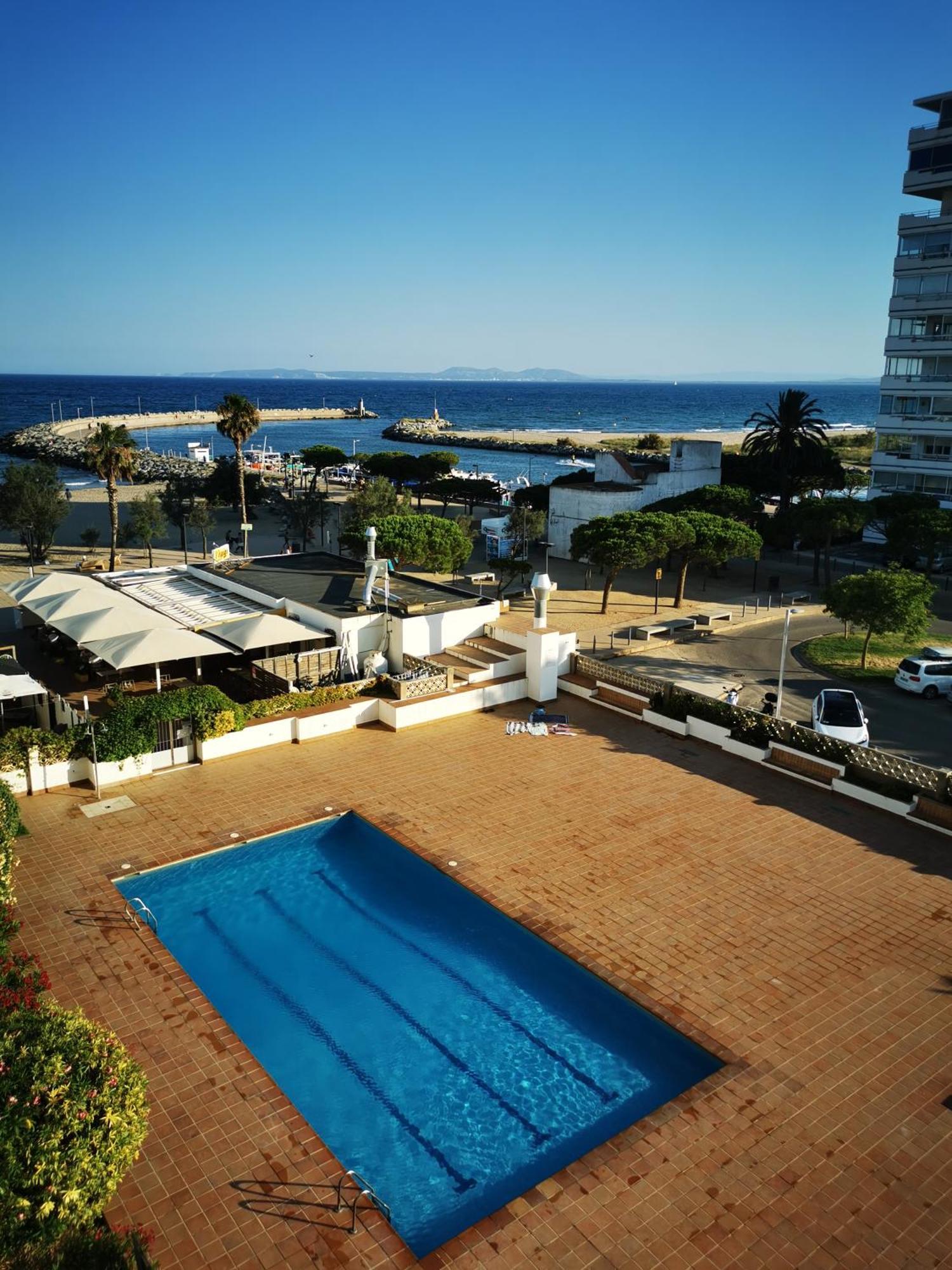 Spacieux Appartement Rose Front Mer Et Piscine Roses Eksteriør billede