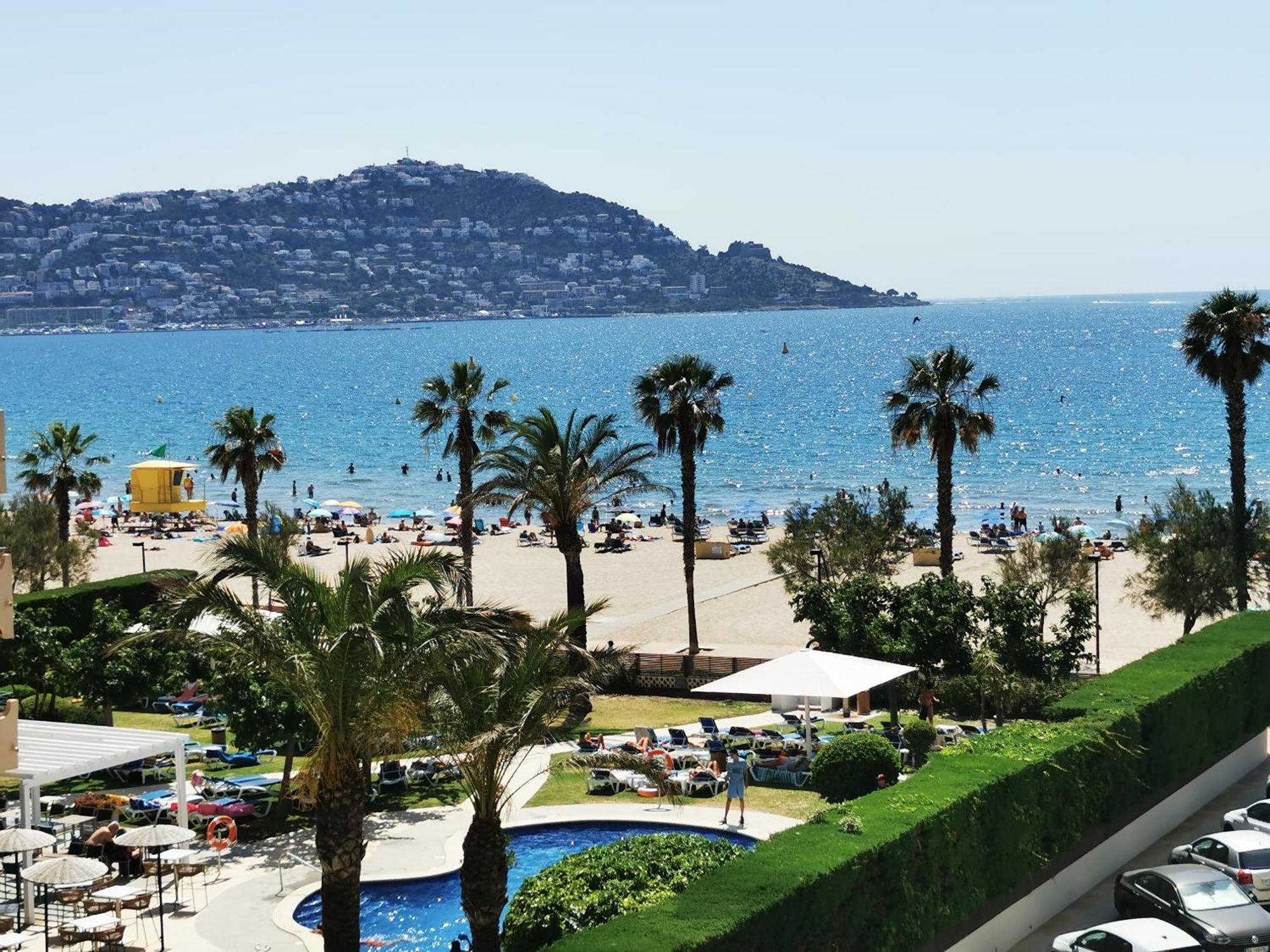 Spacieux Appartement Rose Front Mer Et Piscine Roses Eksteriør billede