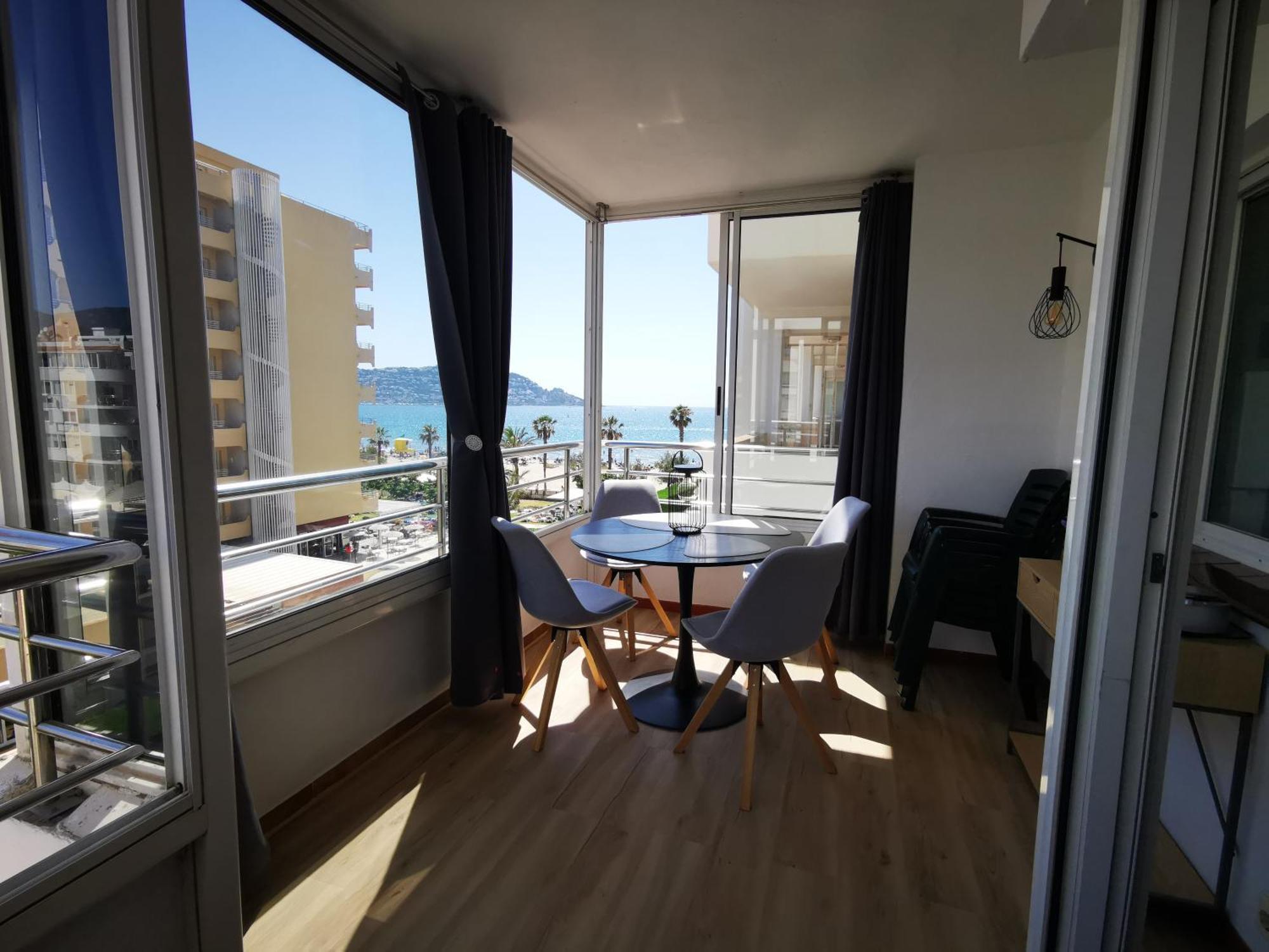 Spacieux Appartement Rose Front Mer Et Piscine Roses Eksteriør billede