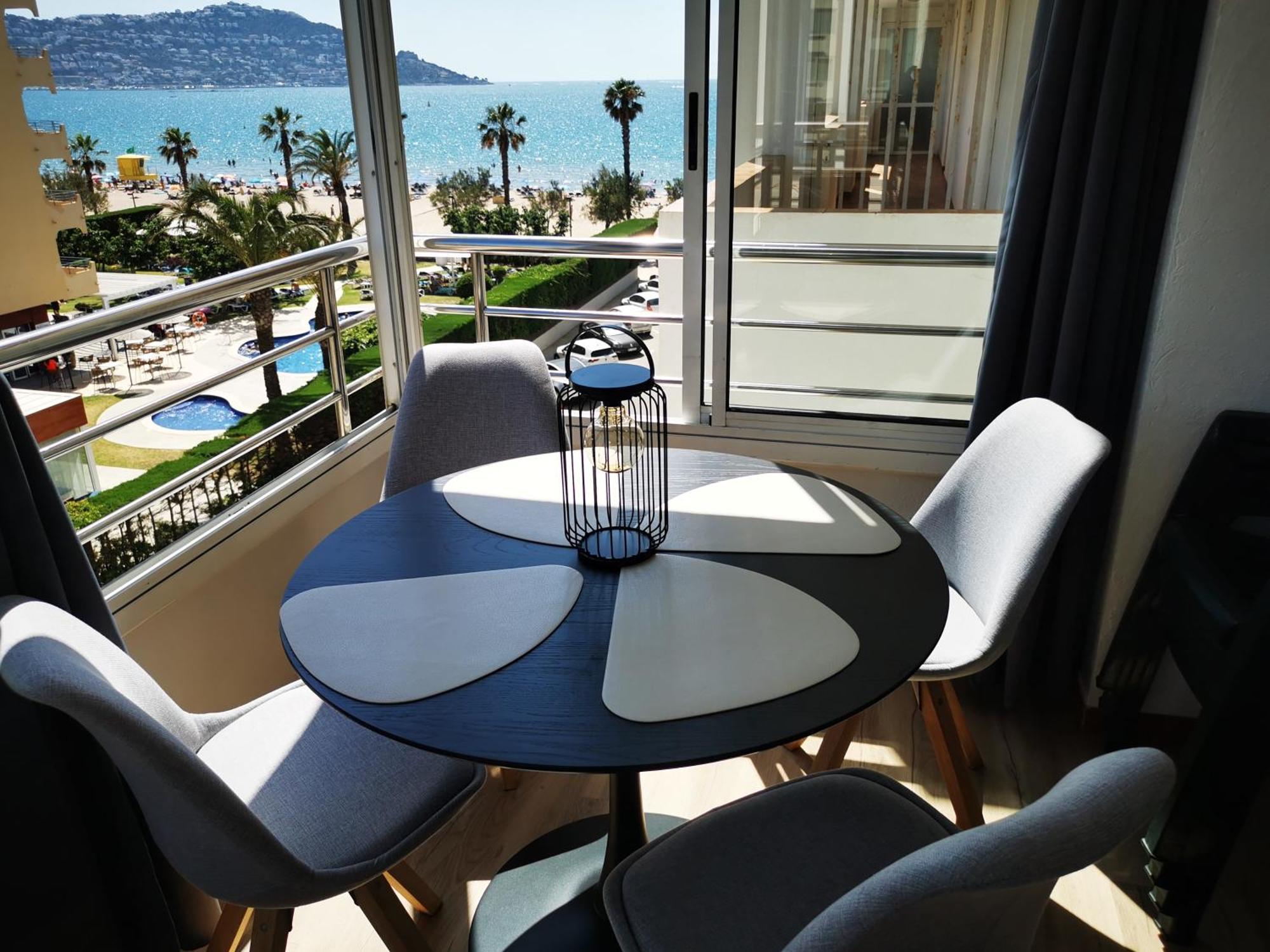 Spacieux Appartement Rose Front Mer Et Piscine Roses Eksteriør billede