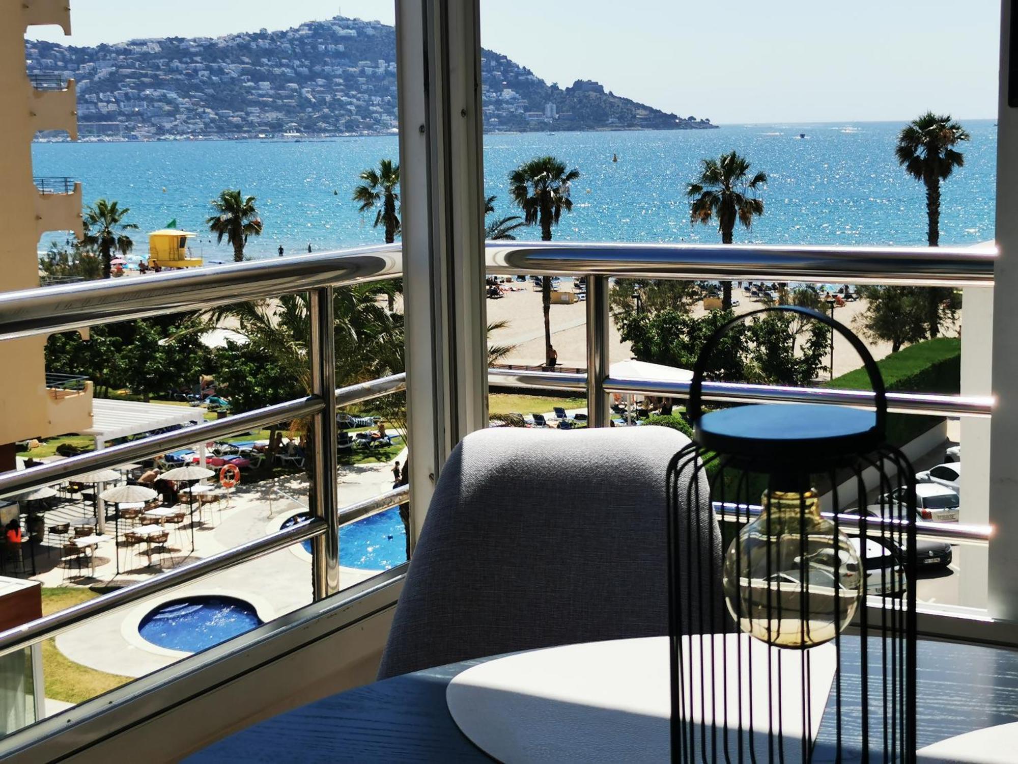 Spacieux Appartement Rose Front Mer Et Piscine Roses Eksteriør billede