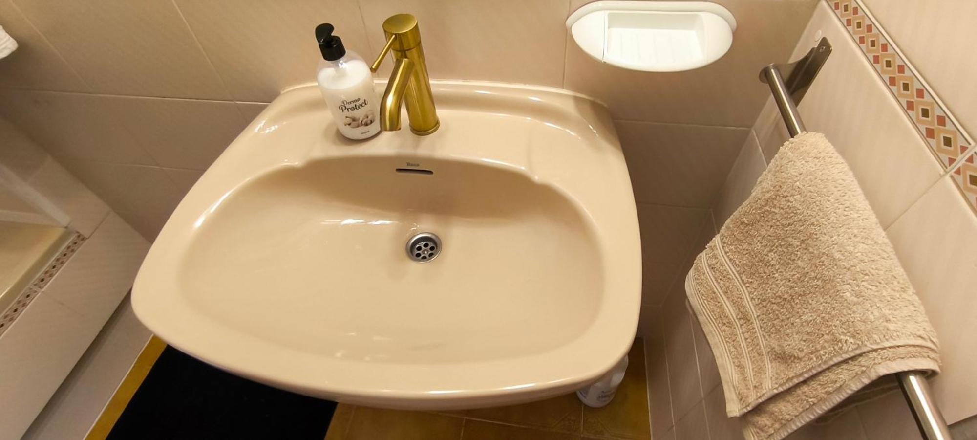 Spacieux Appartement Rose Front Mer Et Piscine Roses Eksteriør billede